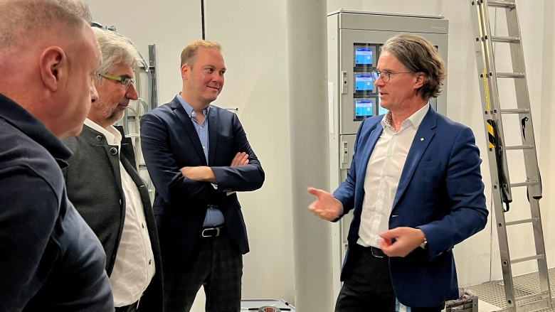 Bild: Geschäftsführer Frank Schramm erläutert Bundestagsabgeordneten Felix Schreiner, Bürgermeister Michael Thater und CDU-Vorstandsmitglied Stefan Tussing die vollautomatische Kalibrieranlage.