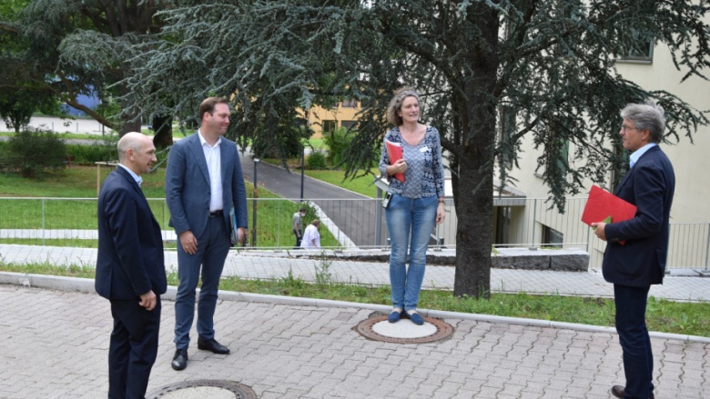 Bürgermeister Ralf Kaiser, Felix Schreiner, Klinikdirektor Olaf Meier, ärztlichen Leiterin Dr. Regina von Maydell