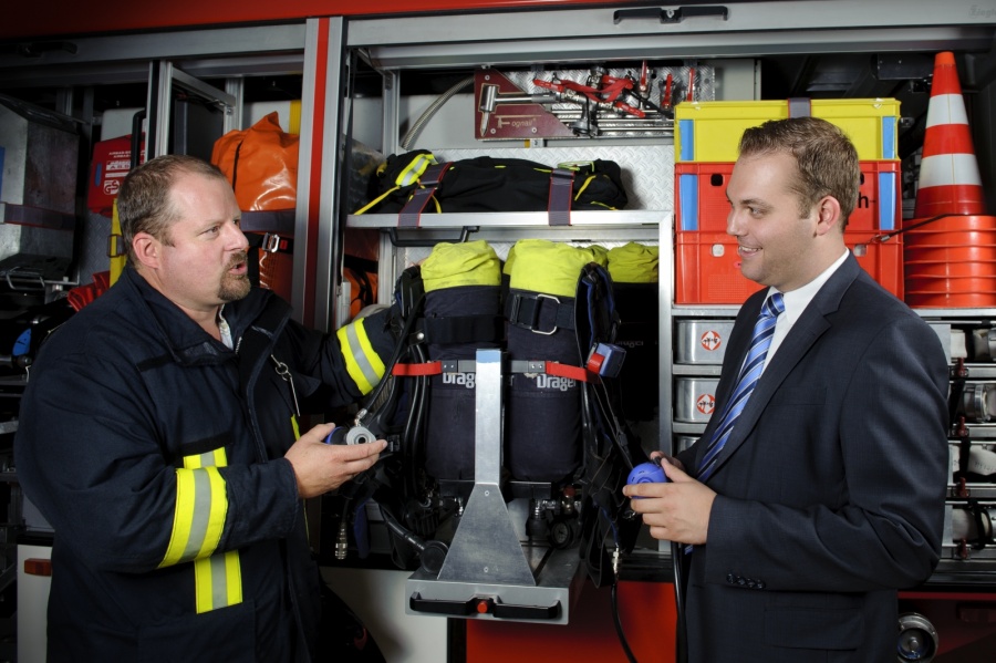 Felix Schreiner mit dem Feuerwehrkommandant Lauchringens Bernhard Loll
