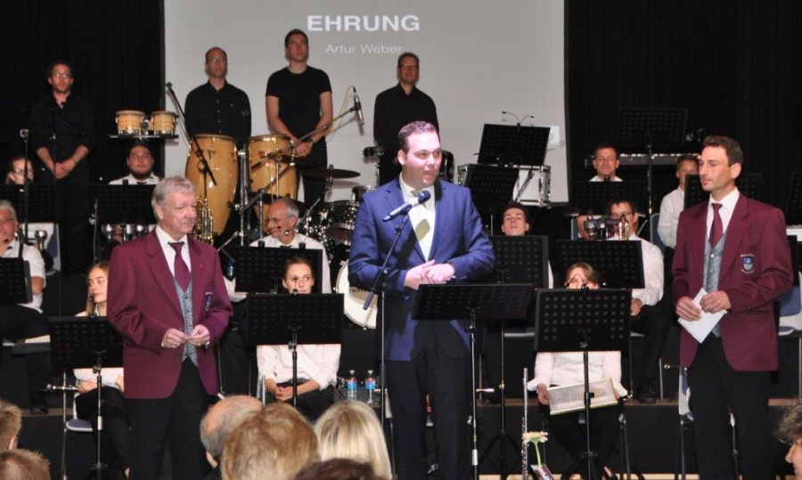 Präsident Felix Schreiner bei einer Ehrung im Rahmen eines Jahreskonzertes