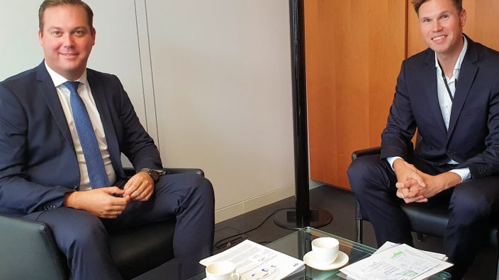 Felix Schreiner informiert sich über TÜV Mobility Studie 2020